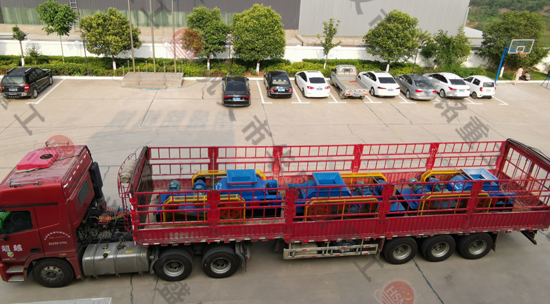 三臺(tái)750ⅹ500型對(duì)輥制砂機(jī)發(fā)往貴陽